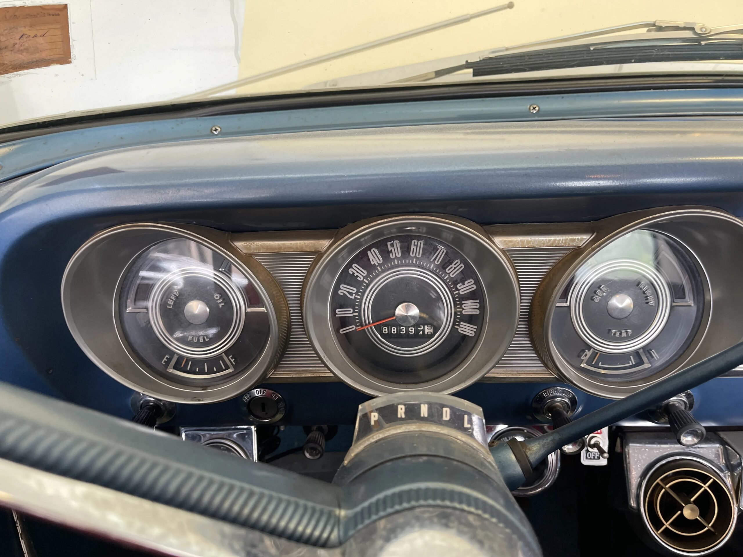Ford-Fairlane-500-skyliner-1963-Off-White-Blue-3