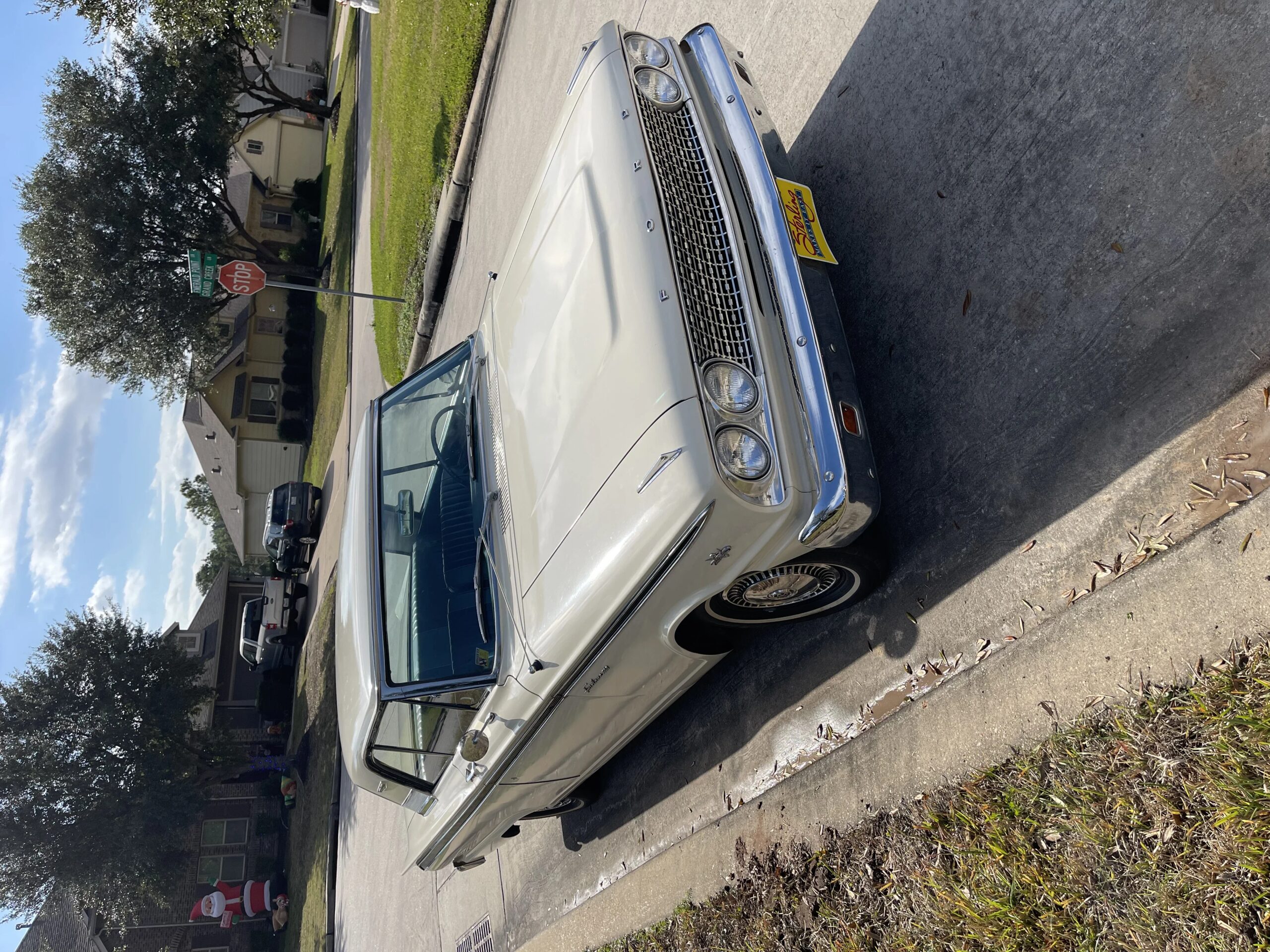 Ford-Fairlane-500-skyliner-1963-Off-White-Blue