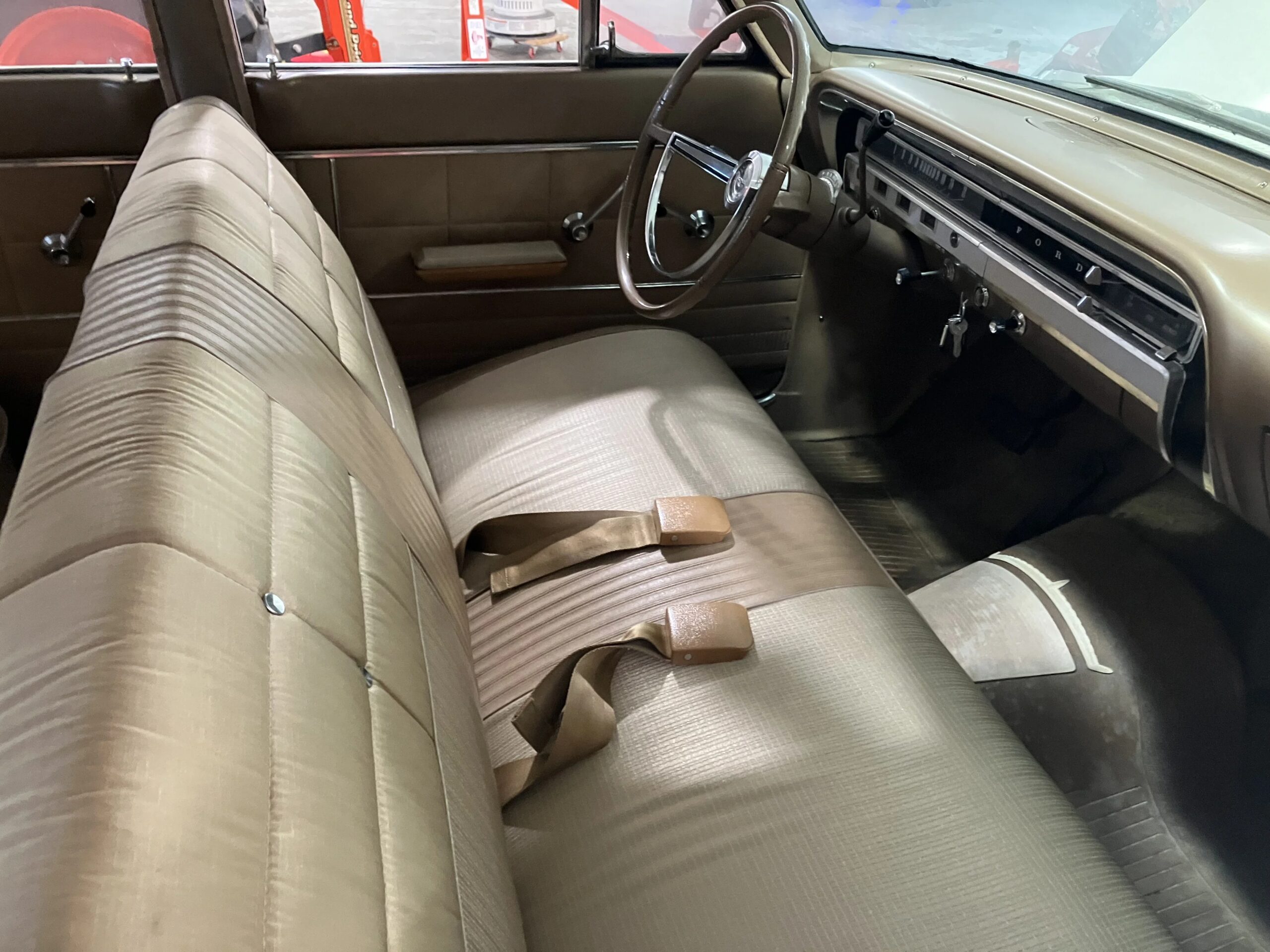 Ford-Fairlane-500-skyliner-1965-White-Beige-3