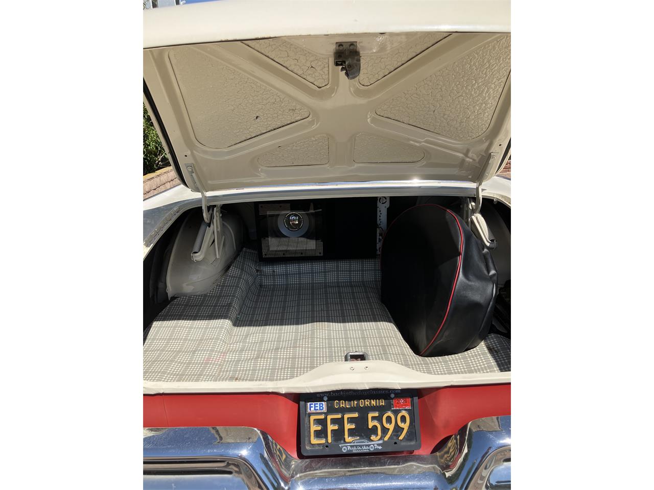 Ford-Fairlane-victoria-1957-Flame-red-amp-white-Red-amp-white-11