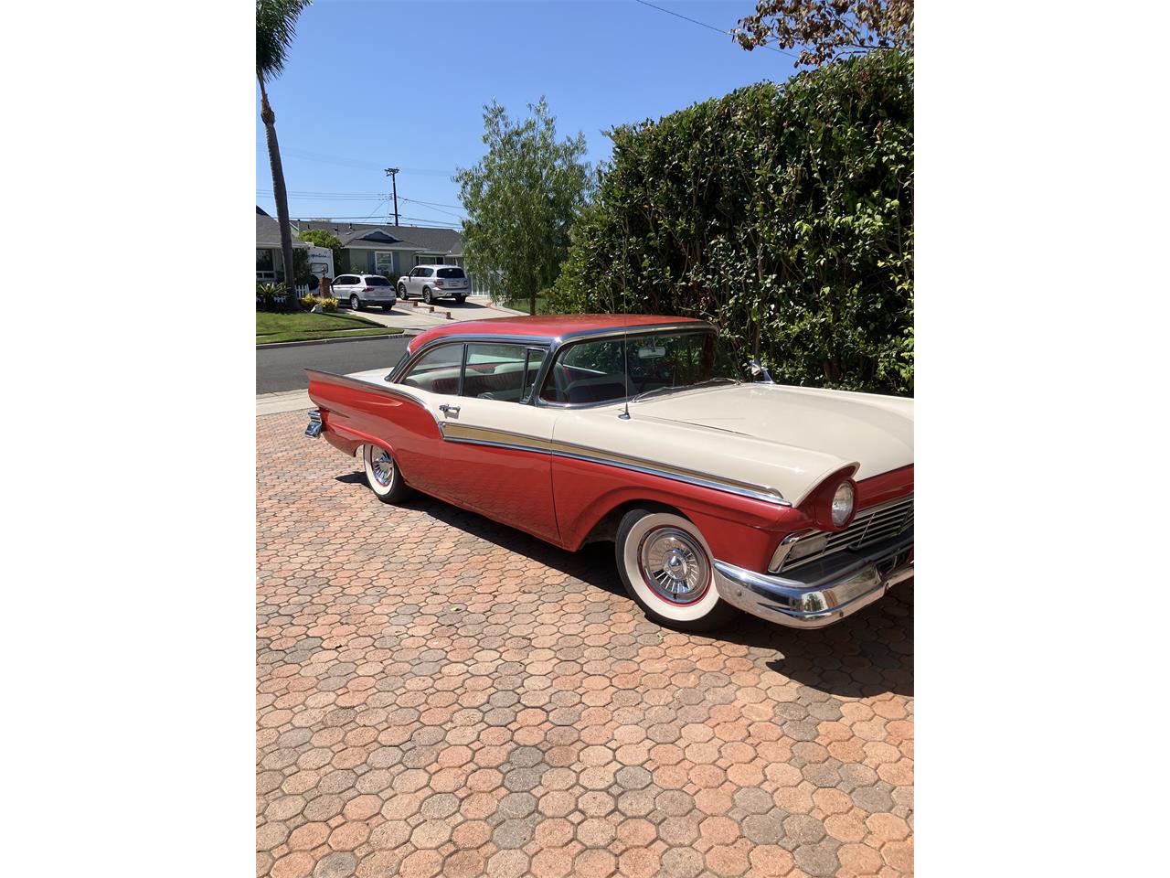 Ford-Fairlane-victoria-1957-Flame-red-amp-white-Red-amp-white-3