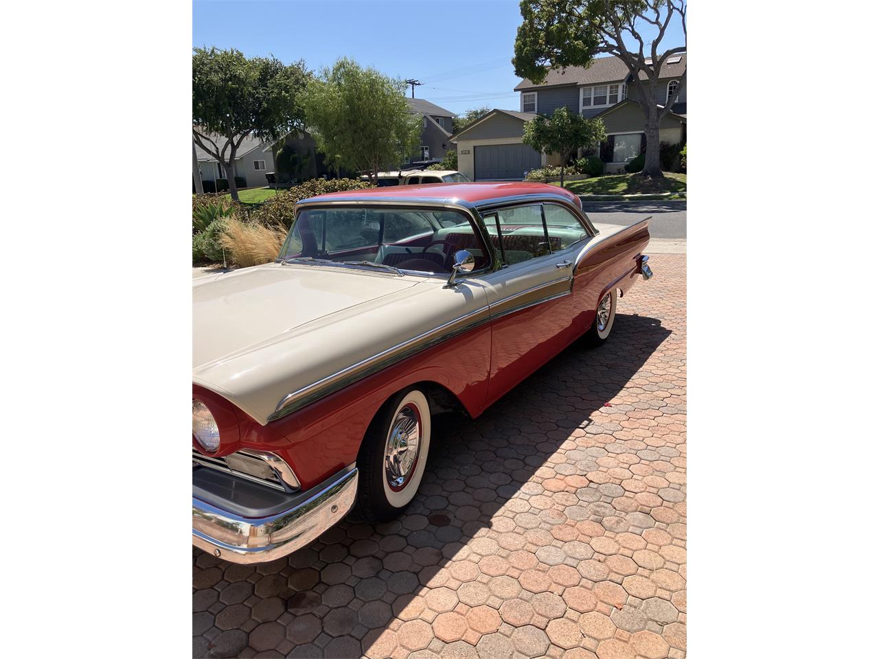 Ford-Fairlane-victoria-1957-Flame-red-amp-white-Red-amp-white