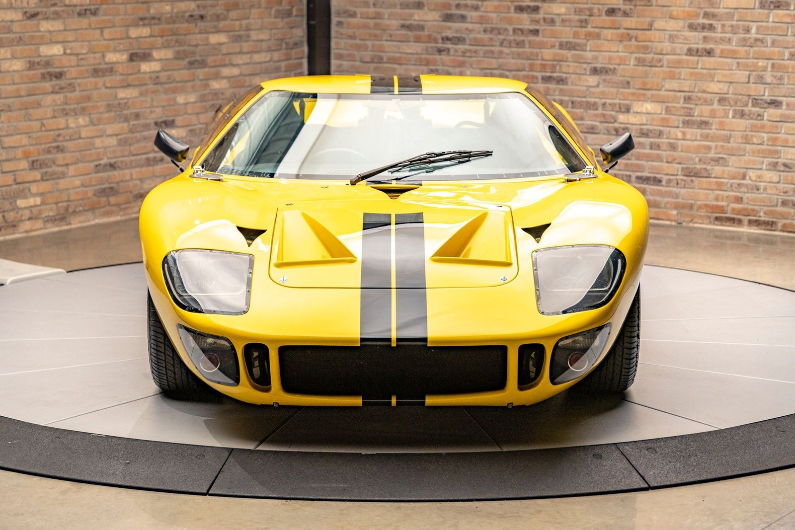 Ford-GT40-1965-Coupe-1