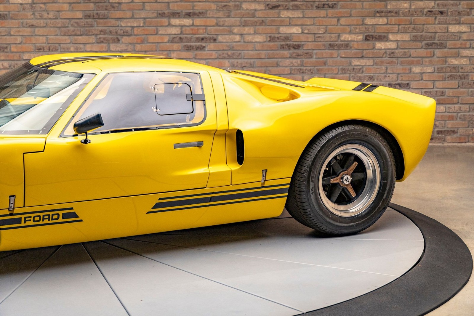 Ford-GT40-1965-Coupe-11