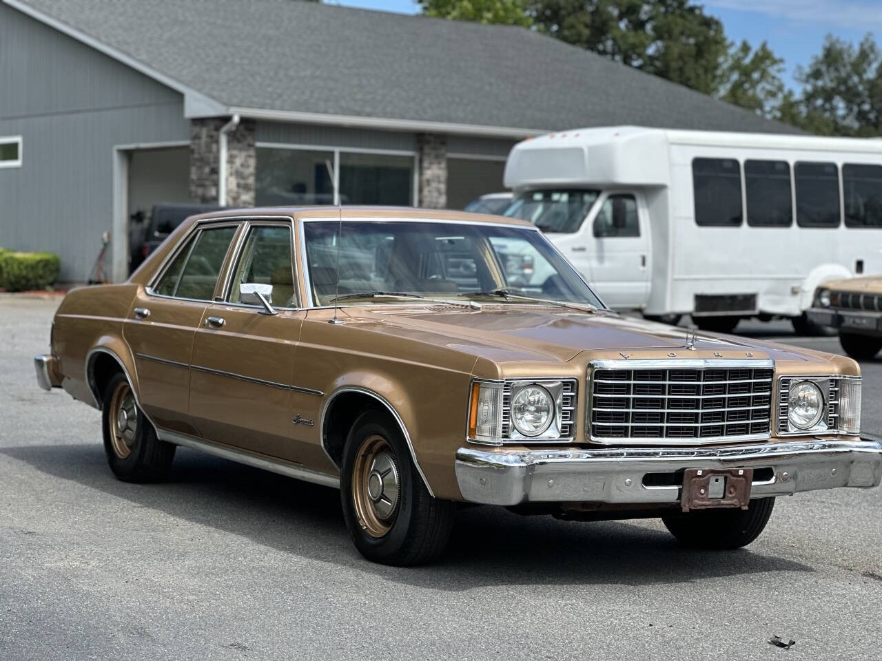 Ford-Granada-1975-Sedan-13