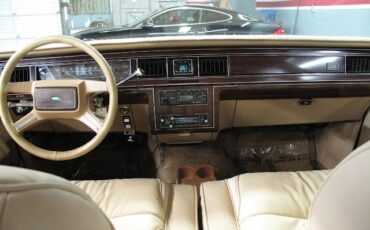 Ford-LTD-Crown-Victoria-1984-1