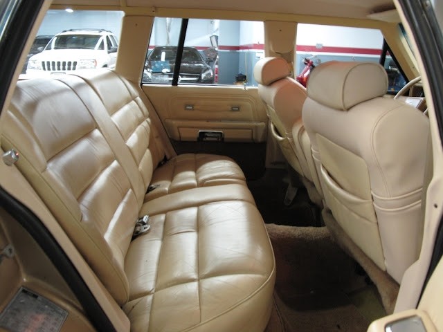 Ford-LTD-Crown-Victoria-1984-17