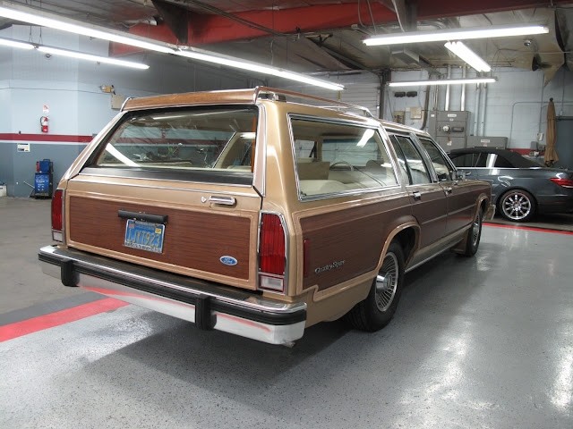 Ford-LTD-Crown-Victoria-1984-18