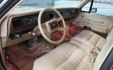 Ford-LTD-Crown-Victoria-1984-3