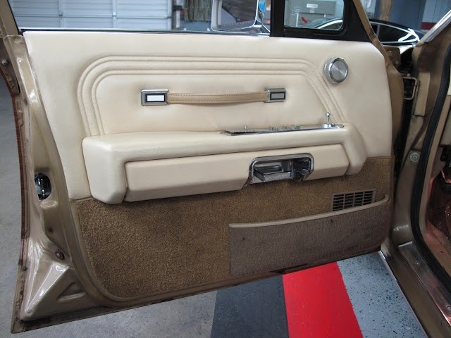 Ford-LTD-Crown-Victoria-1984-5