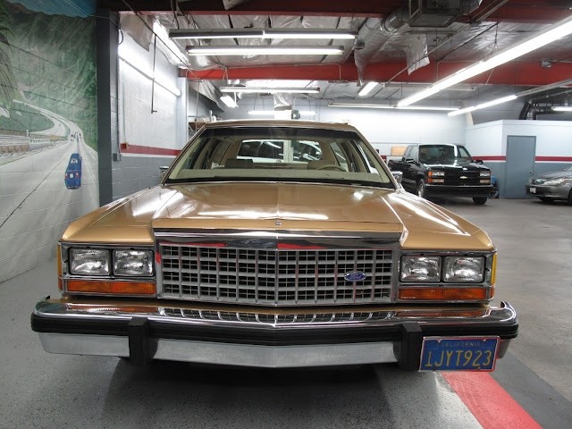 Ford-LTD-Crown-Victoria-1984-8