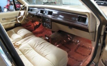 Ford-LTD-Crown-Victoria-1984-9