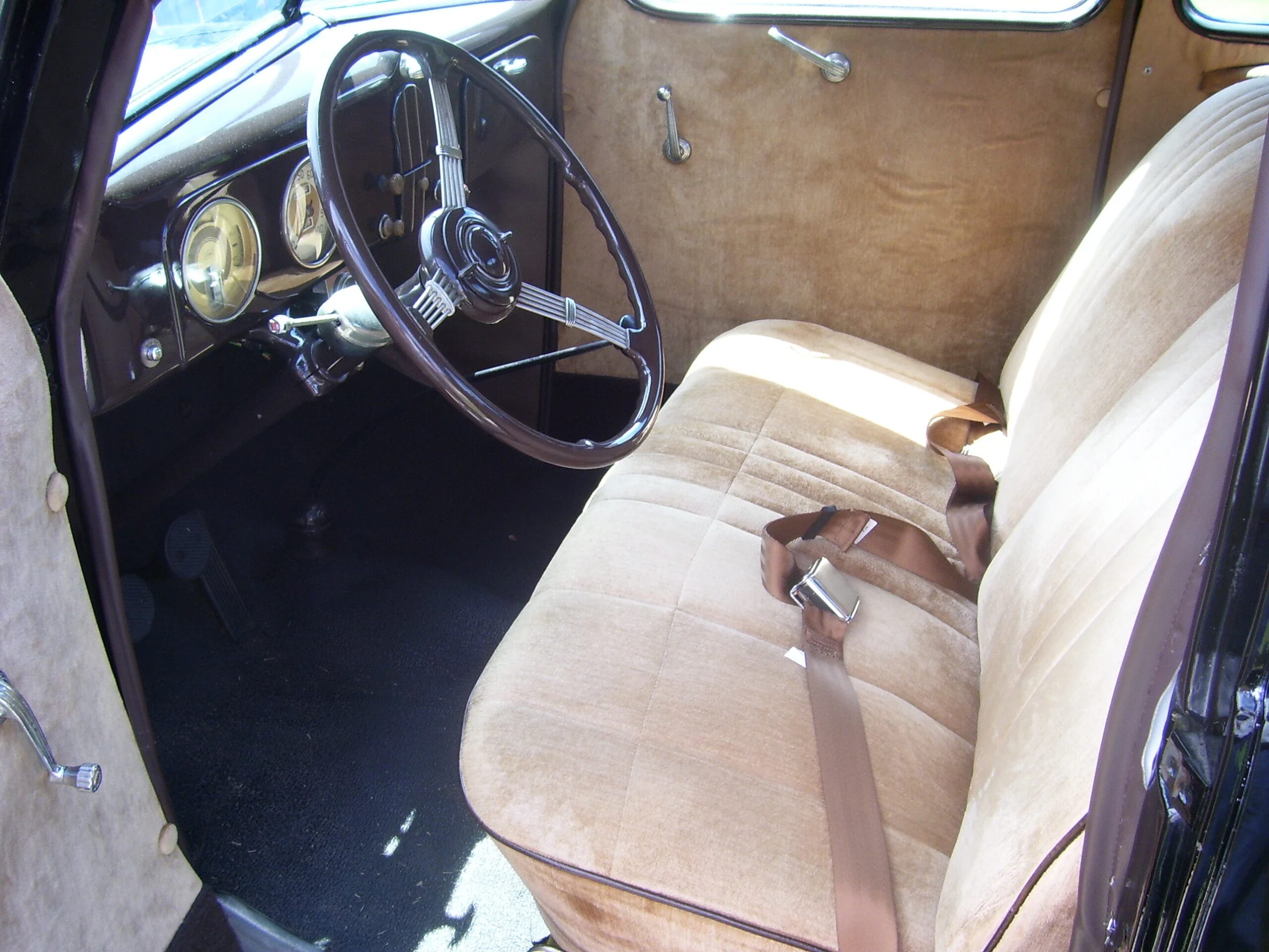 Ford-Model-78-1937-Black-Tan-1