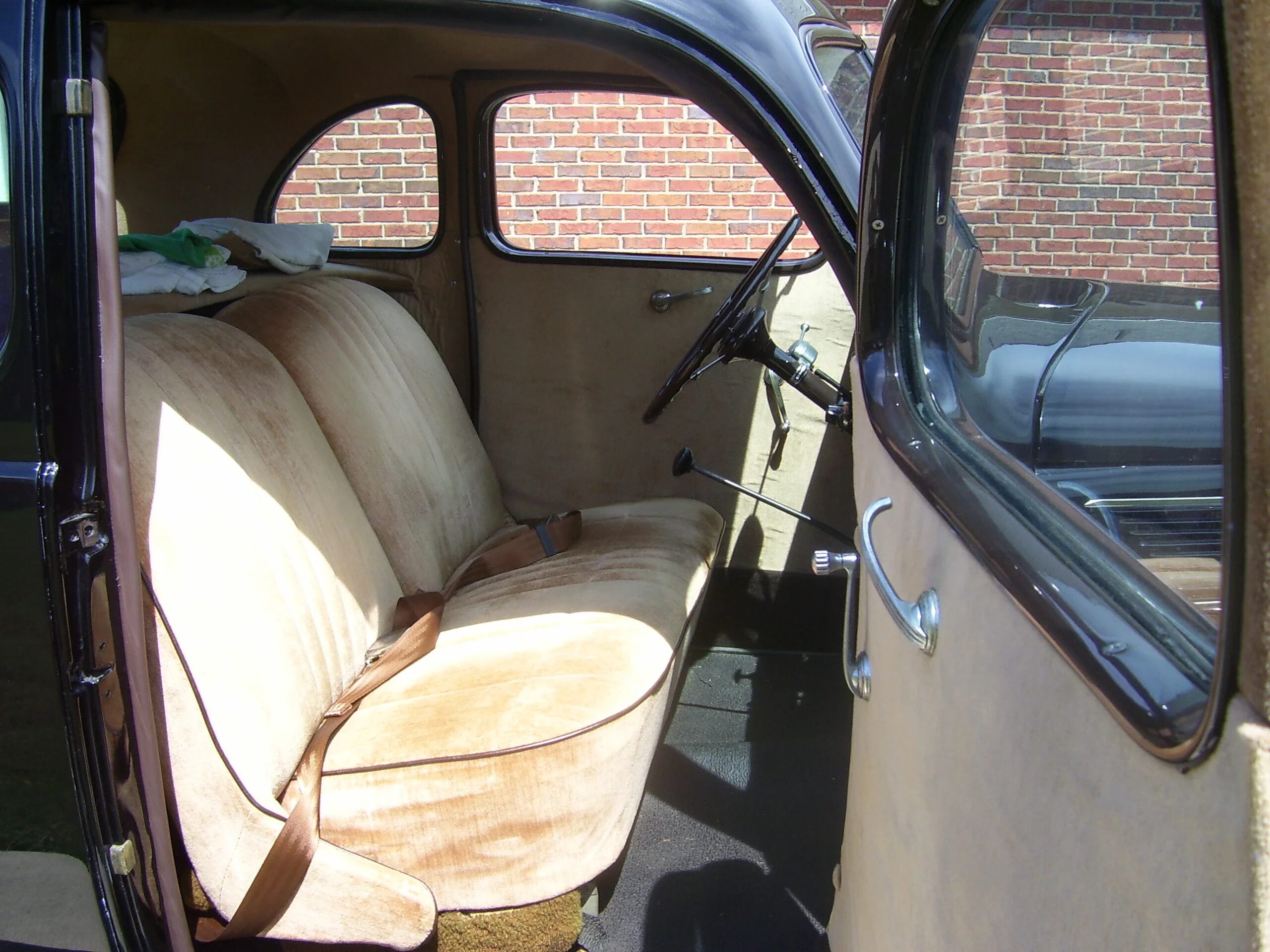 Ford-Model-78-1937-Black-Tan-3