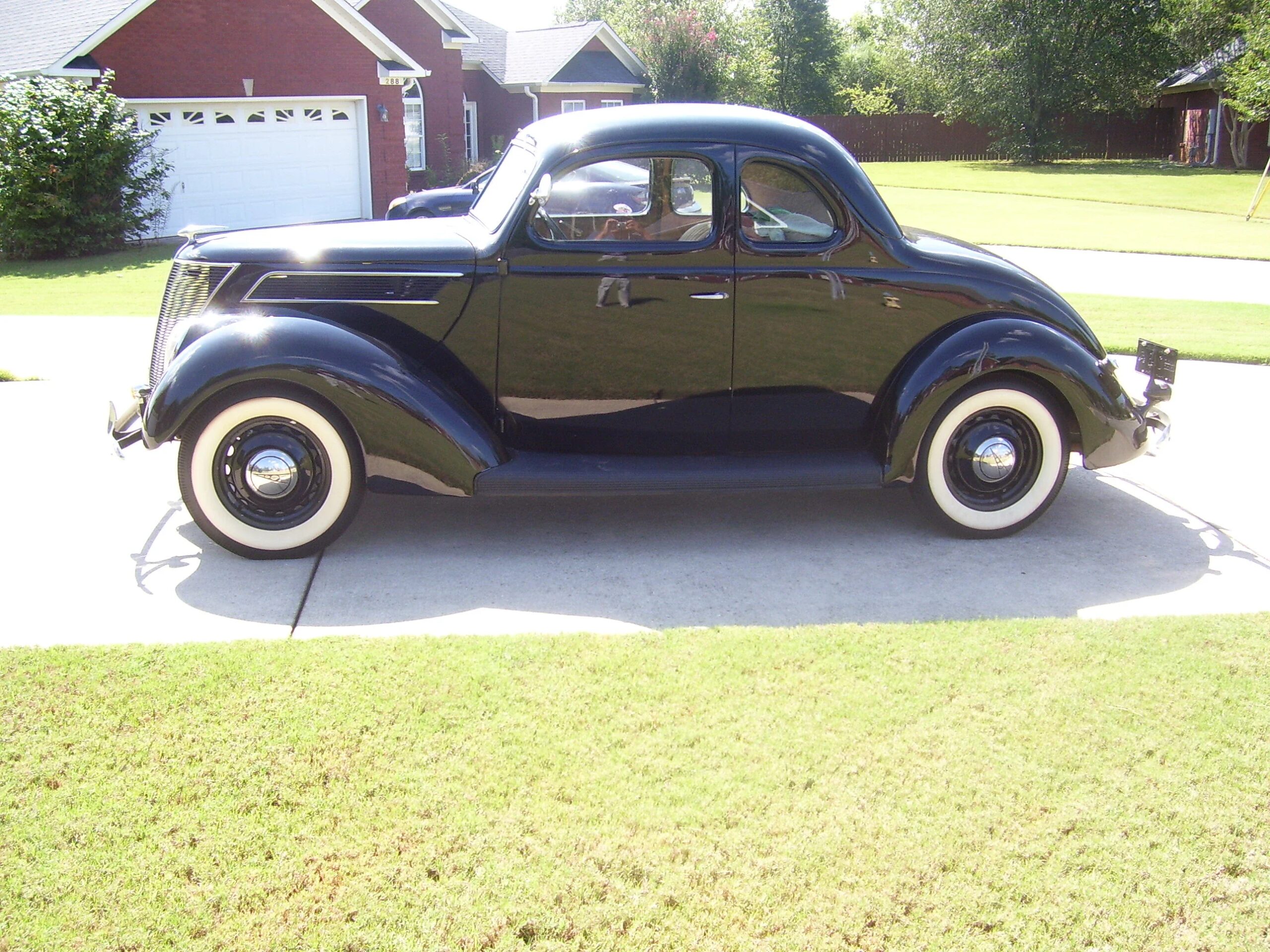 Ford-Model-78-1937-Black-Tan-6