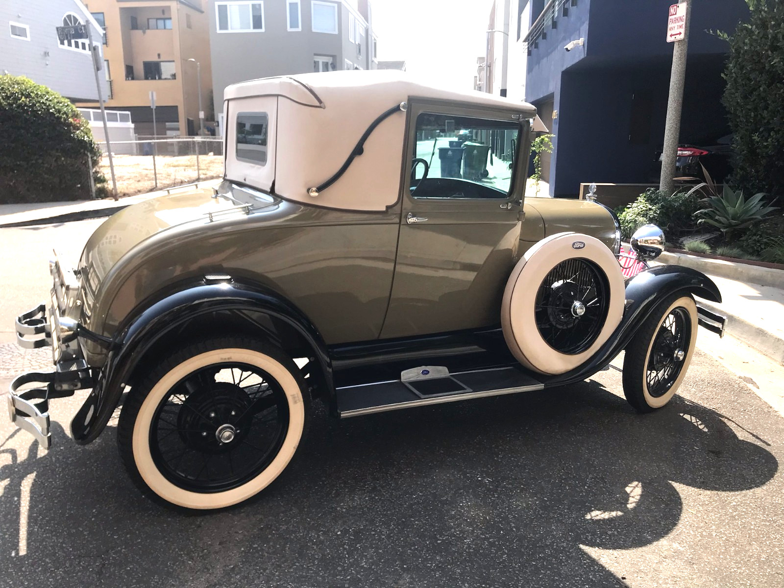 Ford-Model-A-1929-Sport-Coupe-10