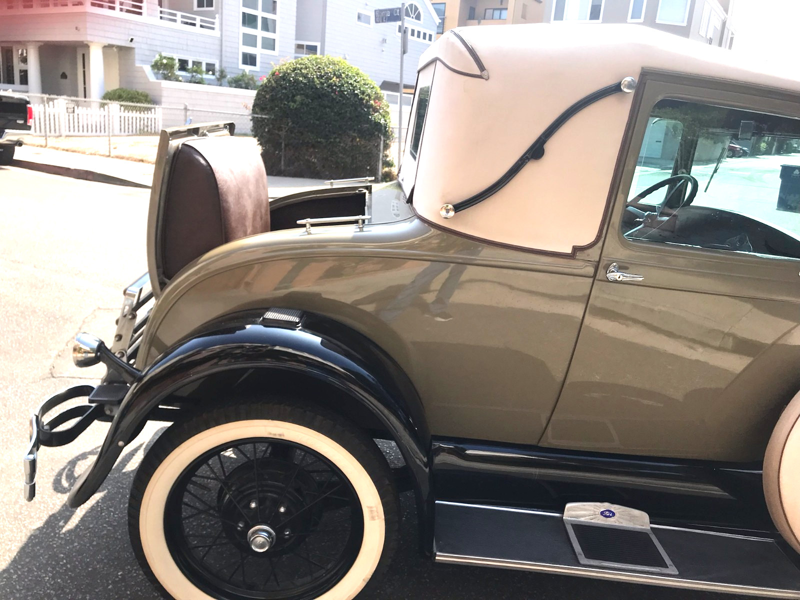 Ford-Model-A-1929-Sport-Coupe-15