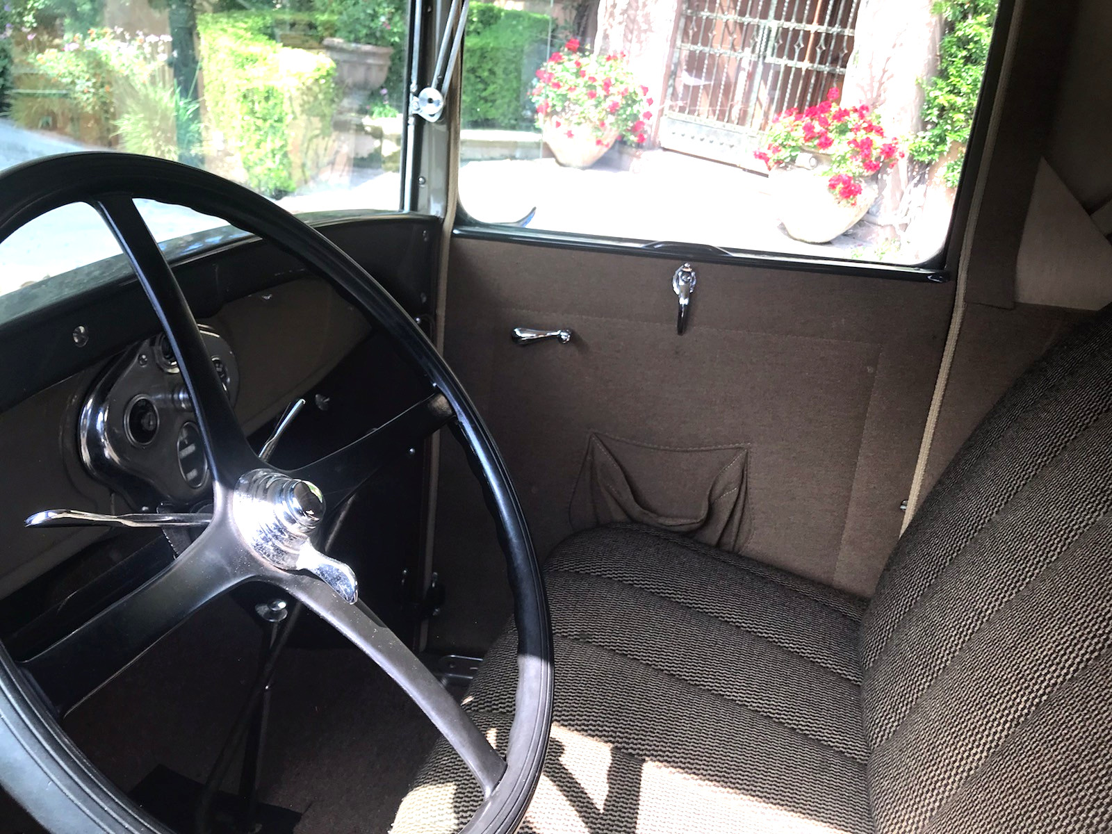 Ford-Model-A-1929-Sport-Coupe-19