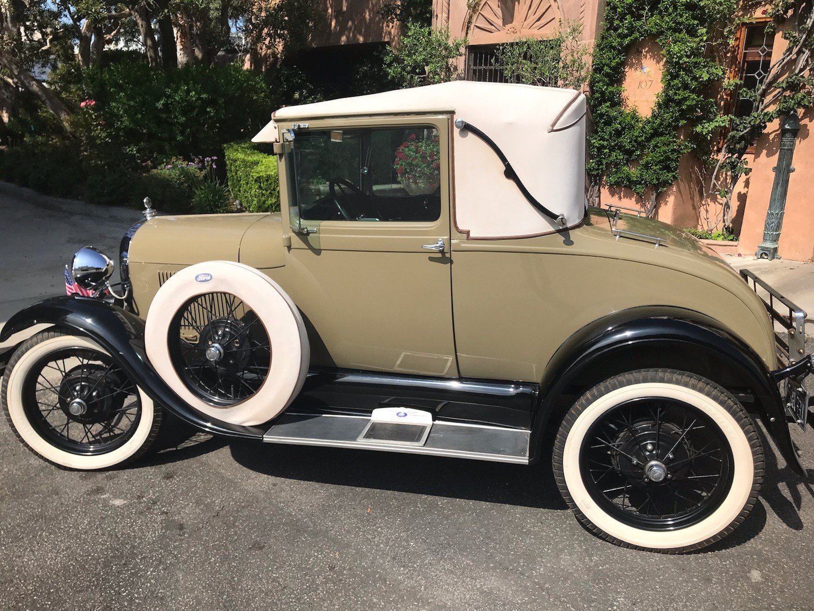Ford-Model-A-1929-Sport-Coupe-5