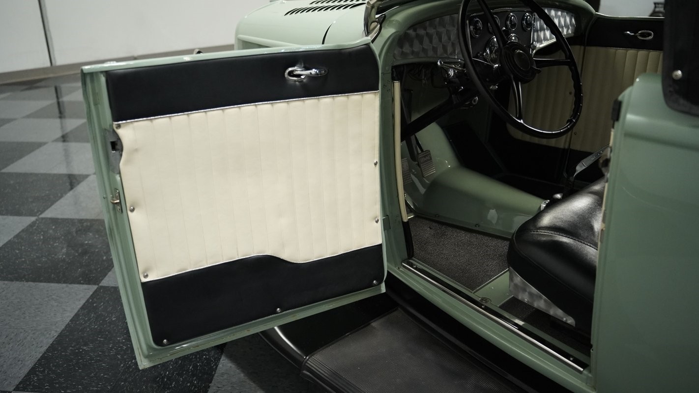 Ford-Model-B-1932-Convertible-30