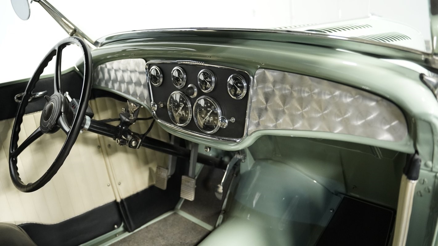 Ford-Model-B-1932-Convertible-37