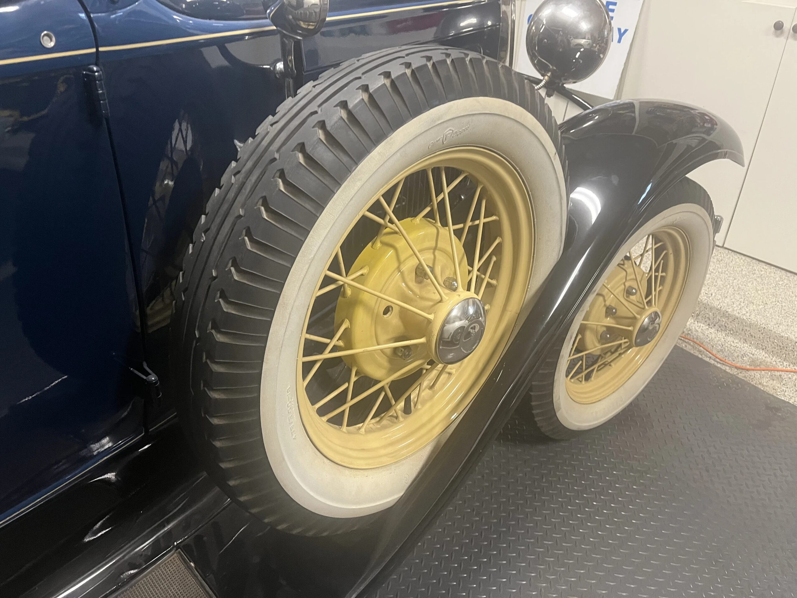 Ford-Model-a-roadster-1931-Blue-Brown-3