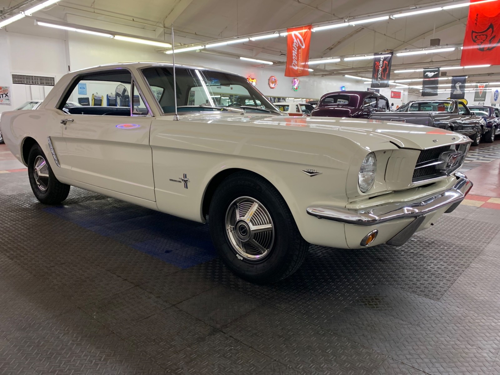 Ford-Mustang-1965-2-door-10
