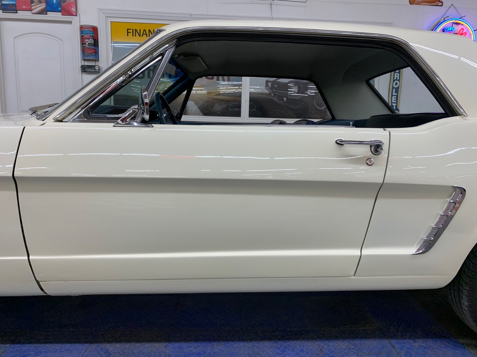 Ford-Mustang-1965-2-door-14