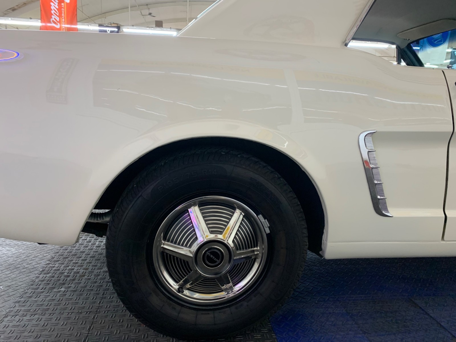 Ford-Mustang-1965-2-door-19