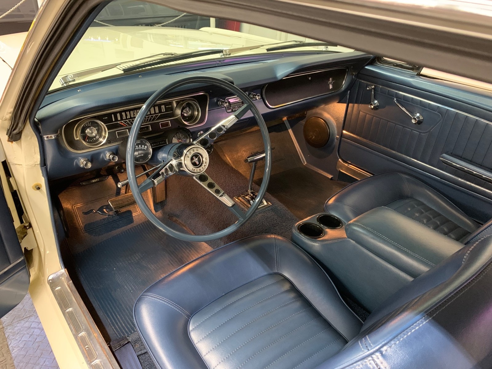 Ford-Mustang-1965-2-door-24
