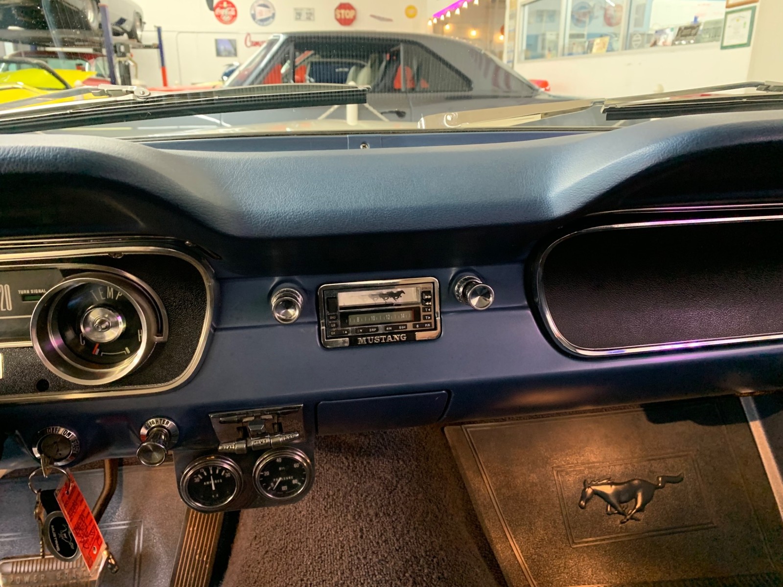 Ford-Mustang-1965-2-door-27