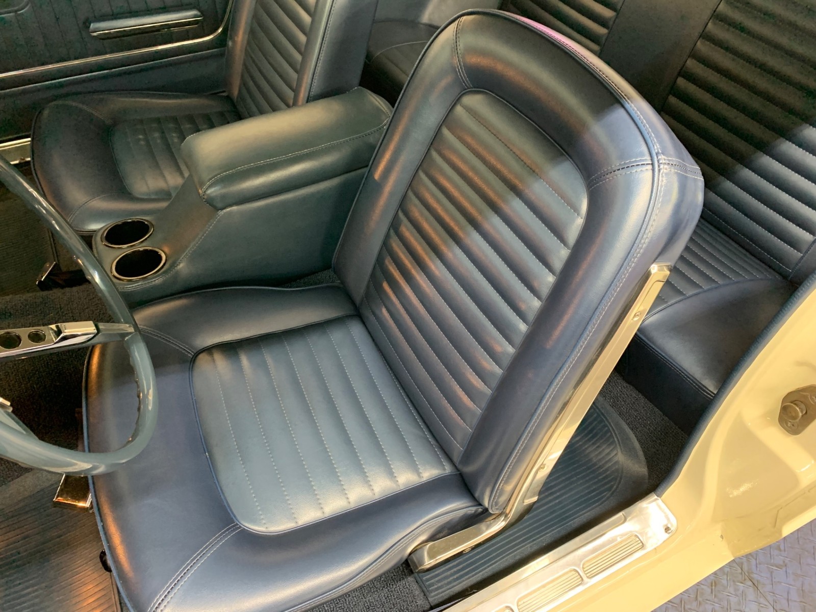 Ford-Mustang-1965-2-door-38