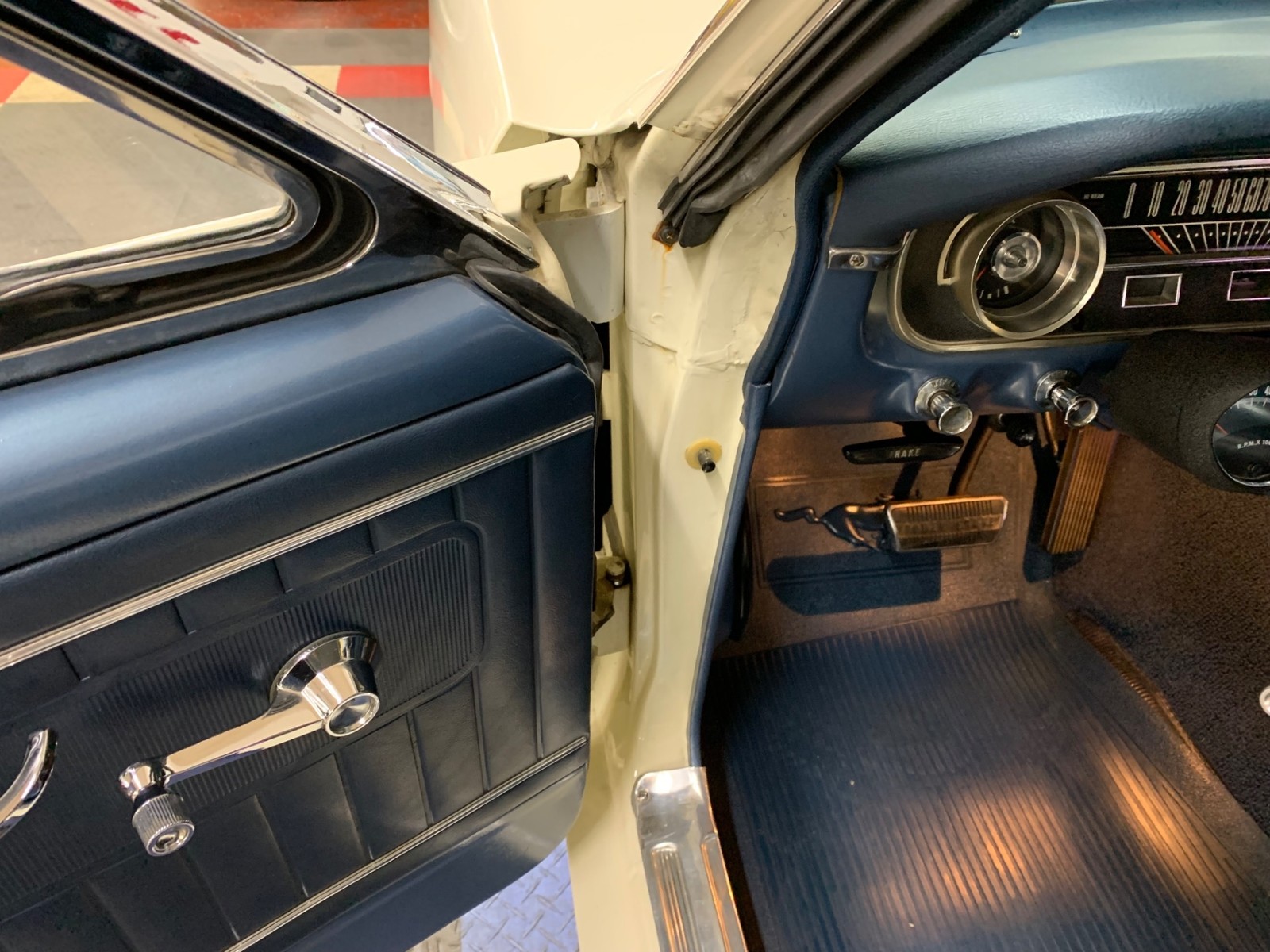 Ford-Mustang-1965-2-door-39