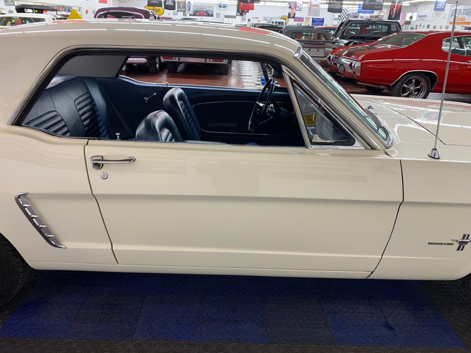 Ford-Mustang-1965-2-door-8