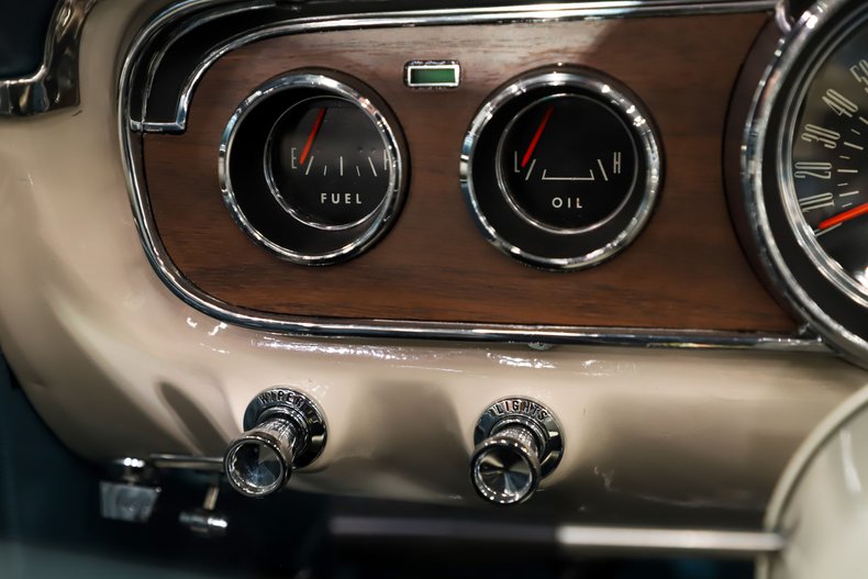 Ford-Mustang-1965-Silver-Blue-Poly-Blue-2