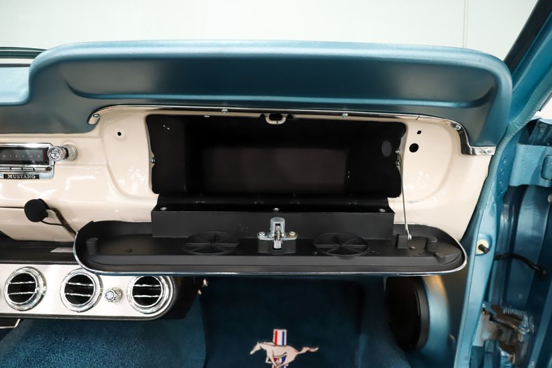 Ford-Mustang-1965-Silver-Blue-Poly-Blue-39