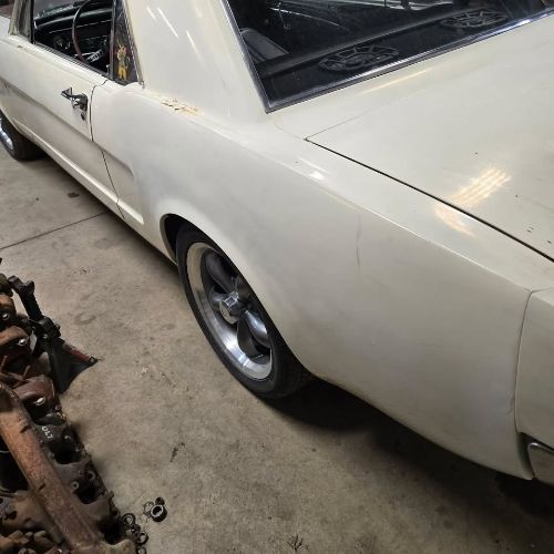 Ford-Mustang-1965-White-Black-2
