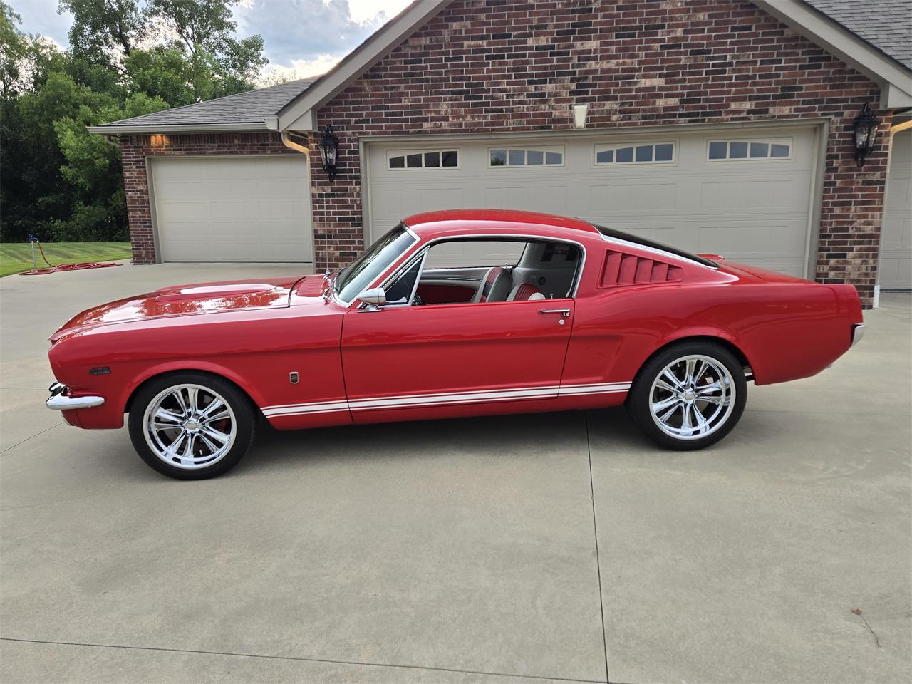 Ford-Mustang-1965-red-red-white-black-1