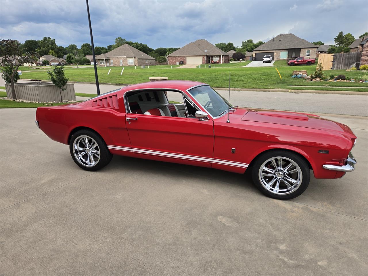 Ford-Mustang-1965-red-red-white-black-10