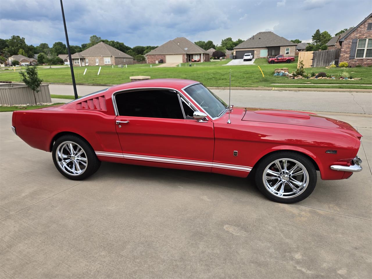 Ford-Mustang-1965-red-red-white-black-11