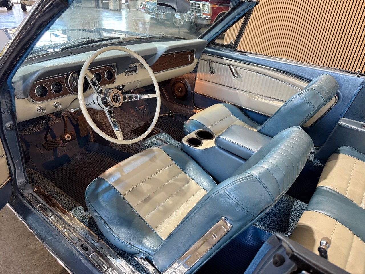 Ford-Mustang-1966-American-Muscle-Car-21