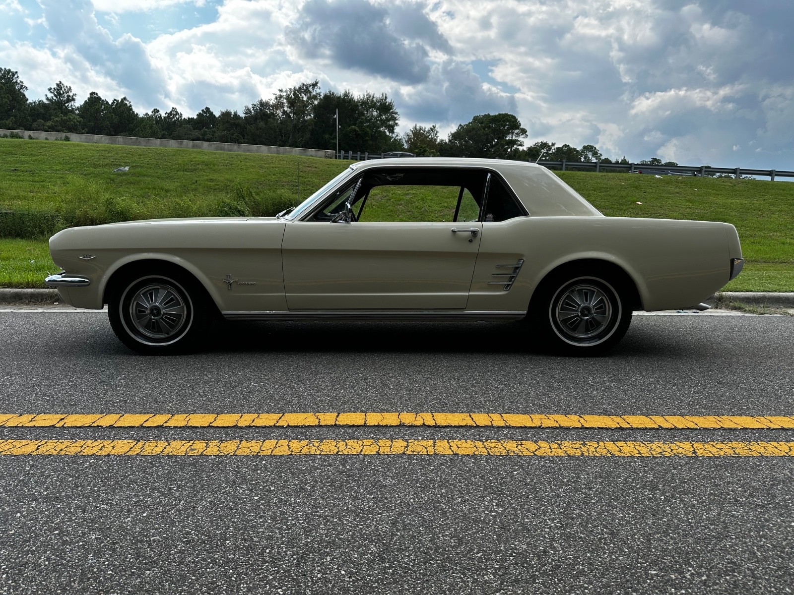 Ford-Mustang-1966-Coupe-4