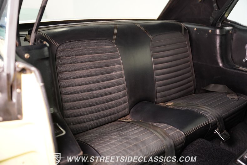 Ford-Mustang-1966-Springtime-Yellow-Black-44