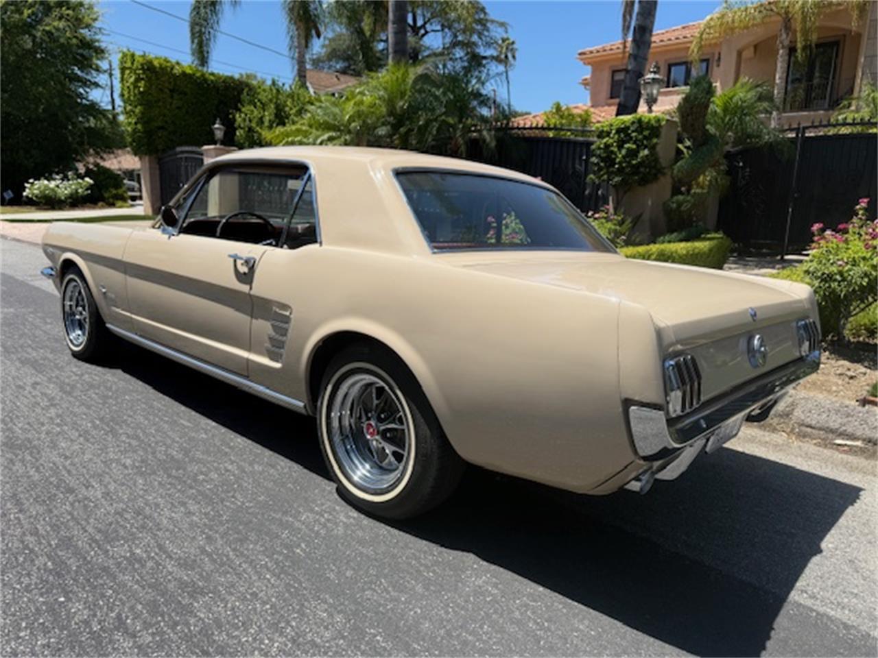 Ford-Mustang-1966-light-beige-emberglo-amp-parchment-3
