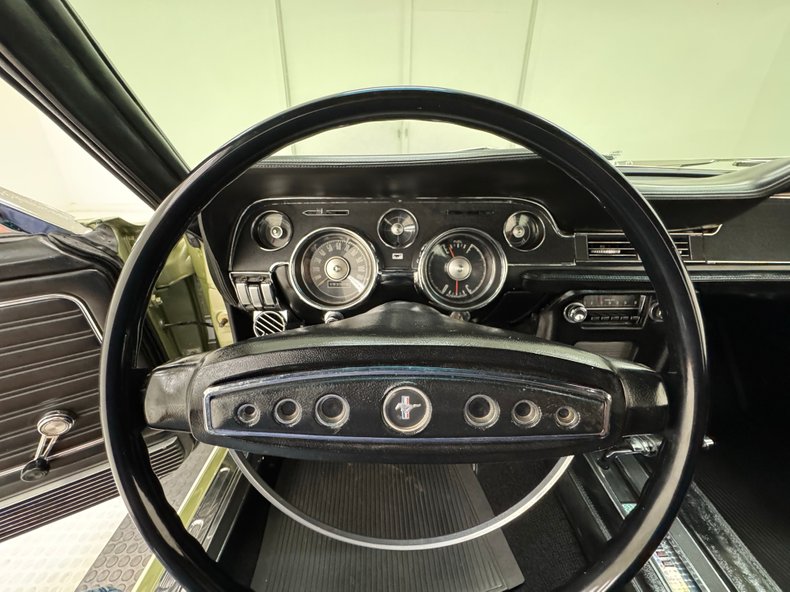 Ford-Mustang-1968-Lime-Gold-Black-43