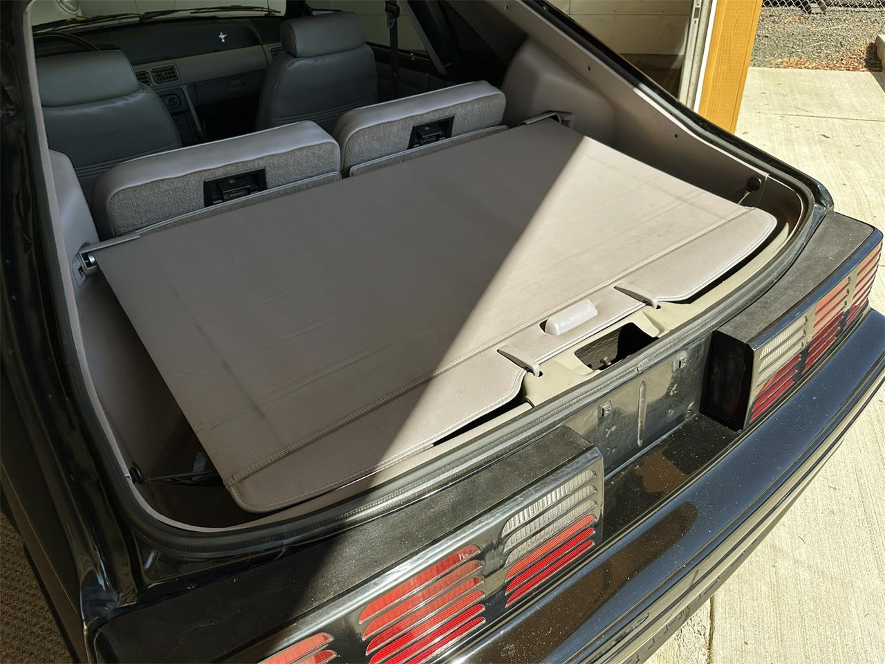 Ford-Mustang-1992-Black-Grey-2