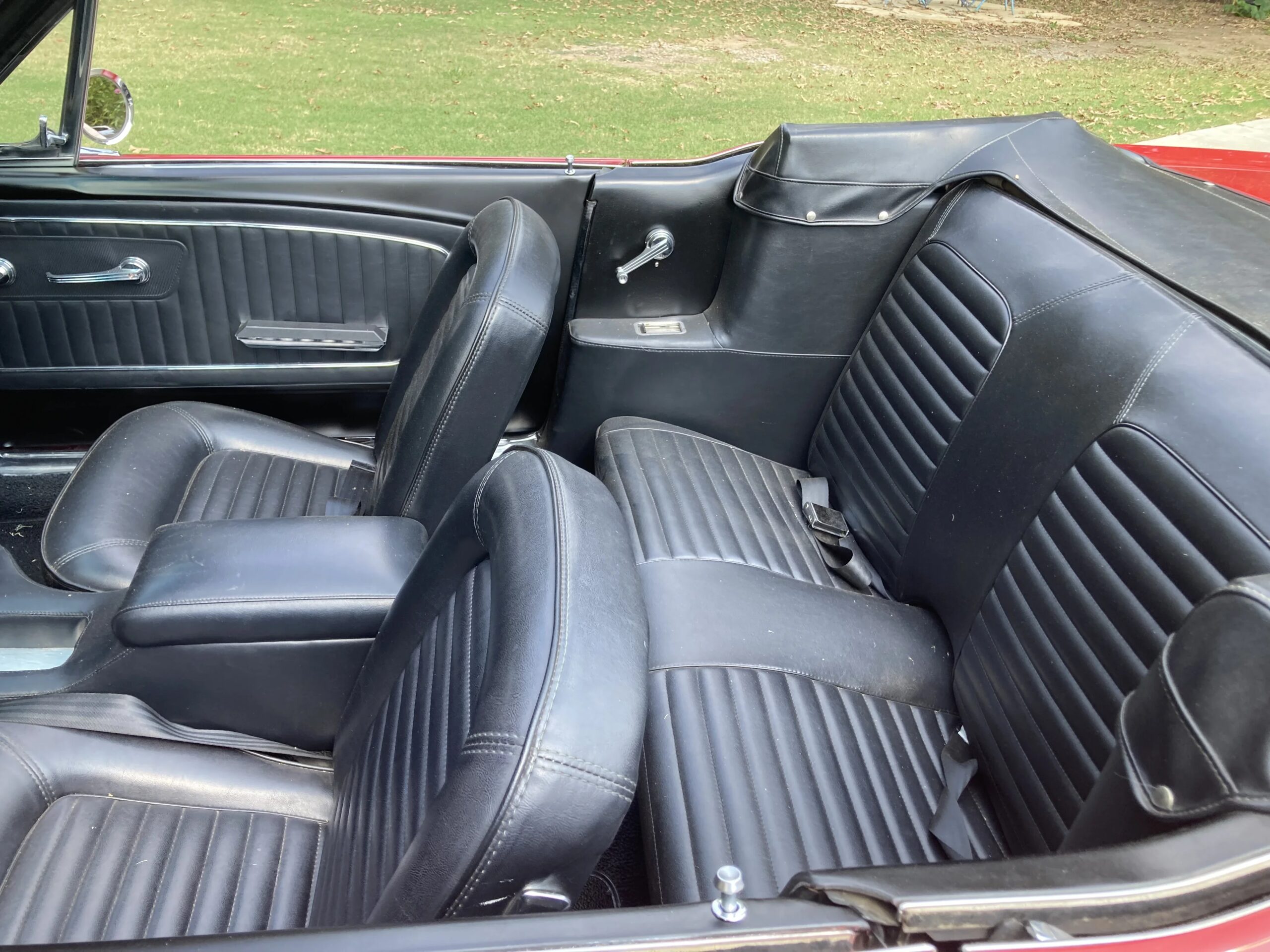 Ford-Mustang-convertible-1965-Red-Black-2