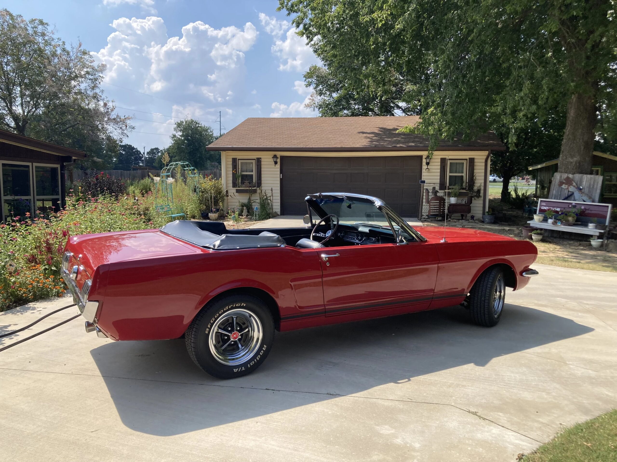 Ford-Mustang-convertible-1965-Red-Black-3