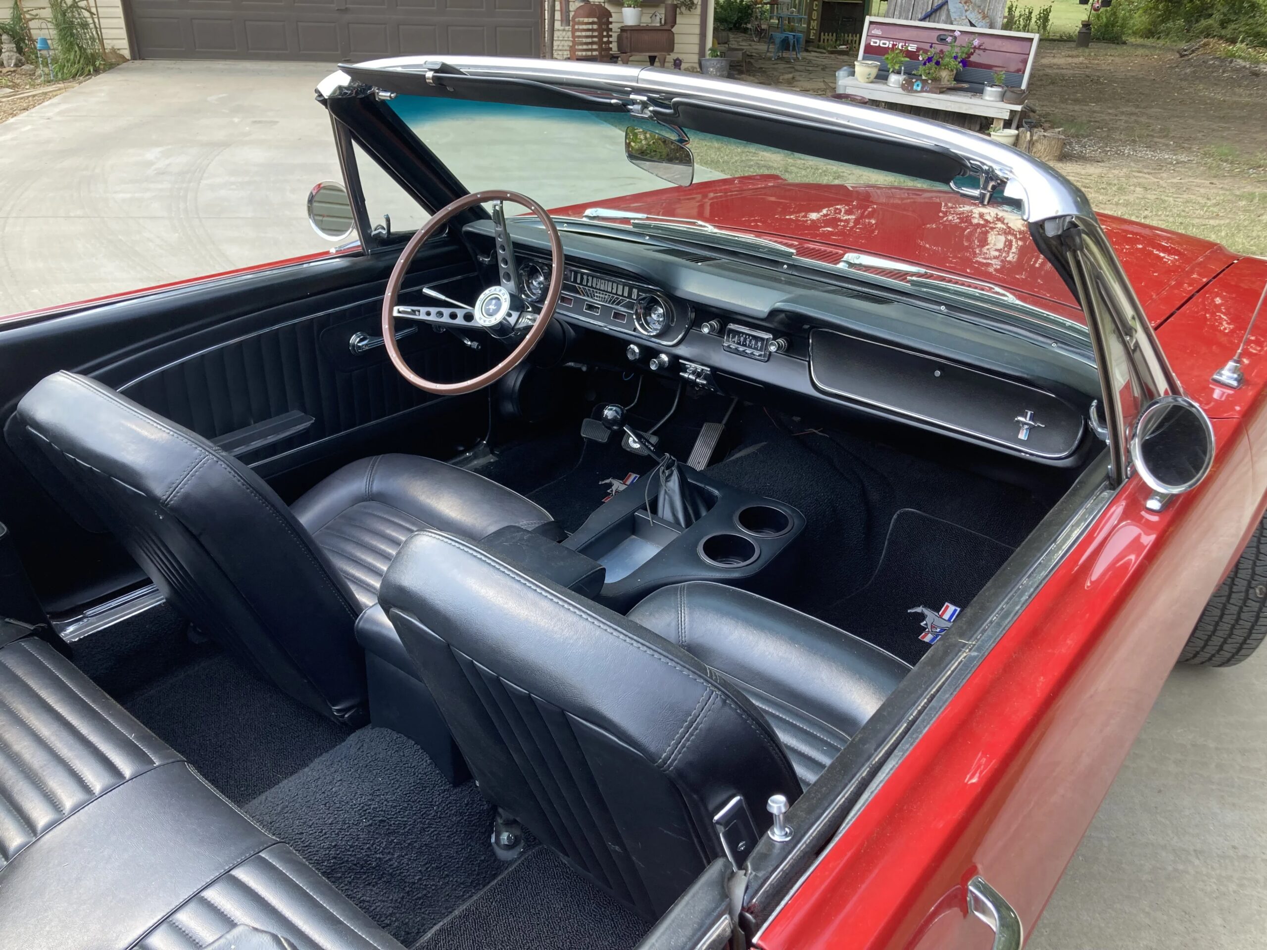 Ford-Mustang-convertible-1965-Red-Black-8