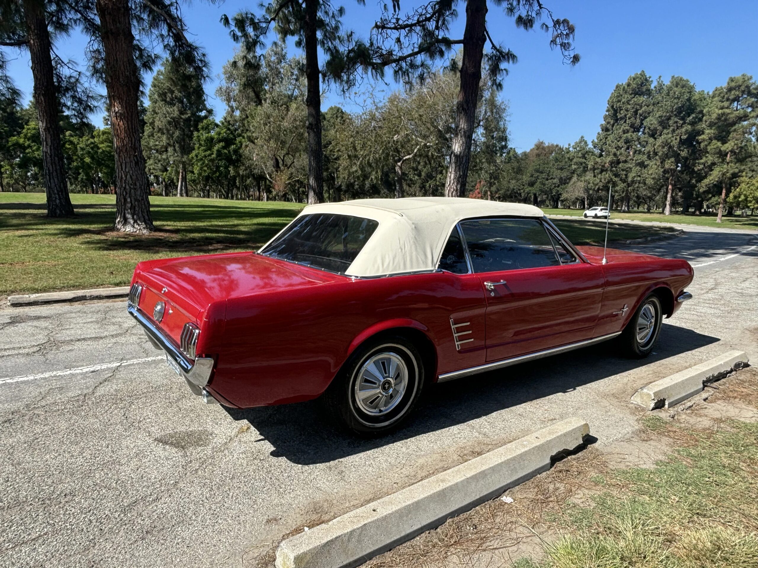 Ford-Mustang-convertible-1966-Red-Black-3